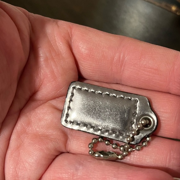 Silver Coach Tag - Picture 3 of 4